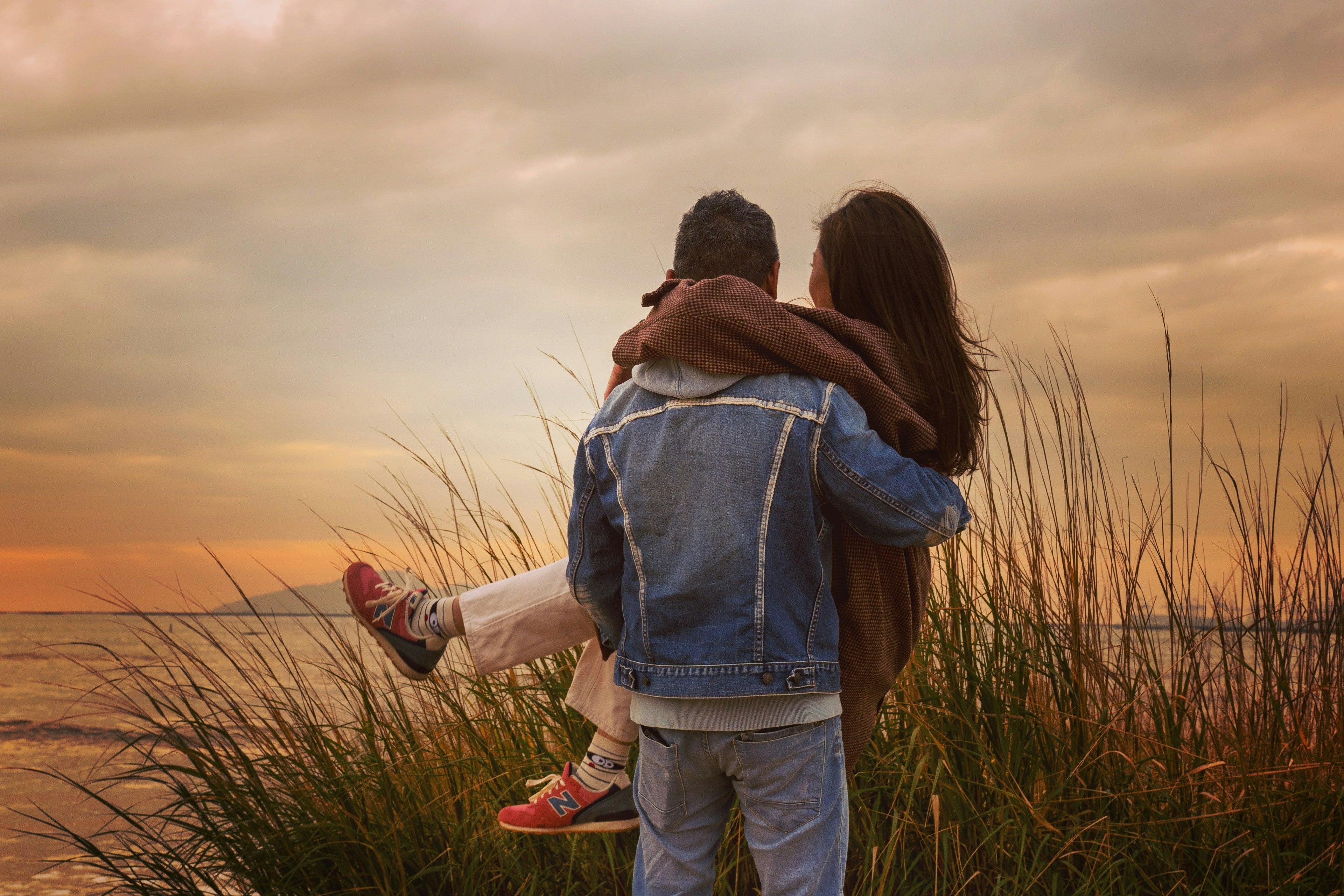 couple embracing at sunset emotional relationship moment unique gift inspiration for girlfriend who has everything